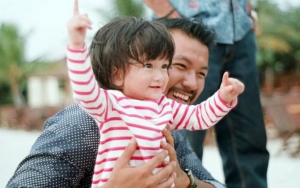 Bikin Gemas, Putri Kecil Atiqah Hasiholan Sudah Bisa Sebut Nama Rio Dewanto