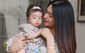 Bikin Gemas, Kaki Mungil Bayi Nabila Syakieb Curi Perhatian Netter