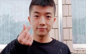 Masuk Wamil Diam-Diam, Begini Penampilan Wooyoung 2PM Pakai Seragam Tentara