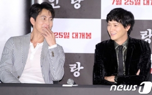 Kang Dong Won Sebut Dirinya dan Jung Woo Sung Aktor Paling Ganteng, Netter Tak Terima