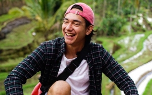 Pamer Foto di Padang Pasir, Adipati Dolken Malah Disebut Mirip Limbad