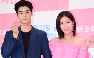 Tingkah Manis Cha Eunwoo ke Lim Soo Hyang di Preskon Drama Bikin Netter Bergetar