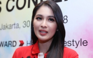 Ajak ke Singapura, Sandra Dewi Senang Sang Putra Tak Rewel di Pesawat