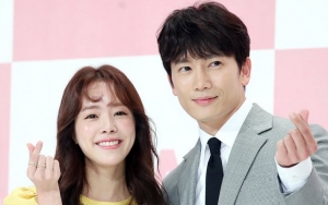 Romantis, Ciuman Pertama Ji Sung dan Han Ji Min di 'Familiar Wife' Dirilis