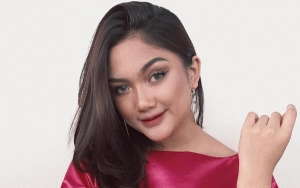 Pamer Foto Meringis Peluk Buaya, Marion Jola Bikin Netter Ngeri