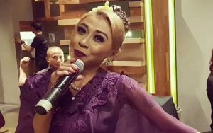 Merokok Saat Arisan di Rumah Yuni Shara, Penampilan Trie Utami Tuai Cibiran
