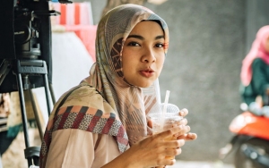 Pamer Senyum Manis, Tika Bravani Rayakan Satu Tahun Gabung 'Tukang Ojek Pengkolan'