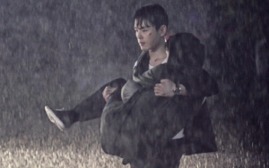 Awas Baper, 'Time' Rilis Foto-Foto Kim Jung Hyun Peluk dan Gendong Seohyun di Bawah Hujan