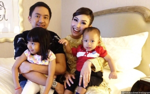 Ajarkan Tradisi Keluarga ke Buah Hati, Suami Ayu Dewi Kagok Sang Istri Cium Tangan