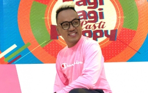 Hadiahkan Sang Istri Bunga Mawar Abadi 'Beauty and the Beast', Uya Kuya Tuai Pujian