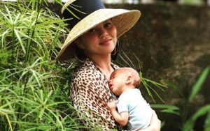 Pede Pamer Tubuh Penuh Stretch Mark Usai Melahirkan, Chrissy Teigen Banjir Pujian