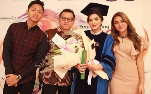 Bikin Video Kocak Keluarga Usai Wisuda Ashanty, Gaya Azriel Bak Cacing Kepanasan Jadi Sorotan