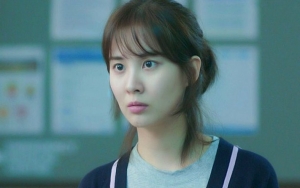Pakai Kostum Koki di 'Time', Imutnya Seohyun Cemberut Taruh Kresek di Atas Kepala