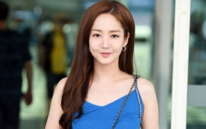 Cantik dan Sumringah di Bandara, Park Min Young Dikritik Gara-Gara Rambut