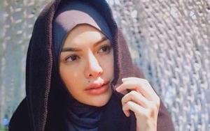 Beredar Video Nikita Mirzani Merokok dan Dibilang Kerudung Dusta, Netter Bela Mati-Matian