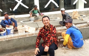 Ustaz Yusuf Mansur Tangisi Imam yang Tetap Salat Ditengah Gempa Lombok 7 SR