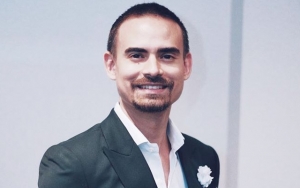 Ashraf Sinclair Foto Bareng Pengemudi Ojek Online, Captionnya Bikin Ngakak
