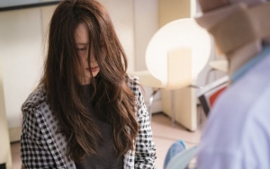 Pasang Wajah Risih, Song Ji Hyo Peluk Mesin Ketik Manual di Poster 'Lovely Horribly'