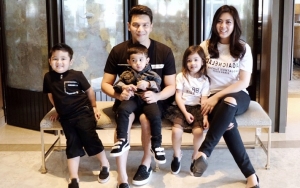 Pamer Foto Keluarga, Anak-Anak Jonathan Frizzy Curi Perhatian