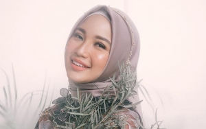 Unggah Foto Bibir Seksi Usai Hijrah Banjir Hujatan, Chacha Frederica Minta Maaf