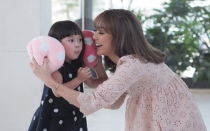 Pose Imut, Cantiknya Putri Gisella Anastasia Disebut Mirip Bule Hingga Boneka Hidup