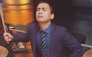 Raditya Dika Pamer 'Foto Dirangkul' Dua Wanita Seksi, Netter Salah Fokus Bagian Ini