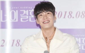 Rajin Promosi, Kim Young Kwang Pamer Poster Super Besar 'On Your Wedding Day' di Bioskop