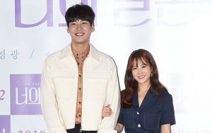 Tingkah Unyu Kim Young Kwang Samakan Tinggi Badan dengan Park Bo Young Bikin Gemas