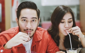 Demi Foto Ini, Jeje Govinda Sampai Suruh Syahnaz Sadiqah Naik Kursi Saat Tengah Malam
