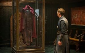 Bukan Efek Editing, Ternyata Jubah Terbang Doctor Strange Diperankan oleh Aktor Sungguhan
