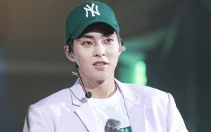 Gaya Menawan Xiumin Balas Sapaan Penggemar