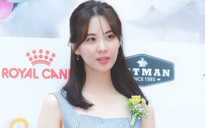 Selfie Bareng Pemain 'Time', Seohyun Pose Manyun di Pinggir Jalan Lokasi Syuting