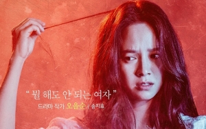 Tampil Cantik, Song Ji Hyo Sumringah Hadiri Preskon 'Lovely Horribly' Bareng Park Shi Hoo cs