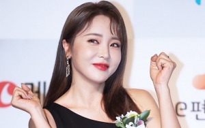 Hong Jin Young Pamer Belahan Dada dan Perut Rata, Netter Singgung Kim Jong Kook