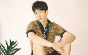 Cuma Pakai Kolor, Nam Joo Hyuk Pamer Dada di Foto Terbaru 