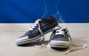 8 Cara Jitu Hilangkan Bau di Sepatu dengan Bahan Alami Tanpa Perlu Dicuci 