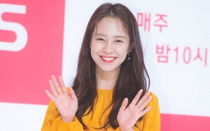 Imutnya Song Ji Hyo Foto Bareng Beras Donasi Kiriman Fans di Preskon 'Lovely Horribly'