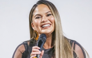 Terlihat Super Gemuk Hingga Tak Dikenali di Foto Berikut, Chrissy Teigen Malah Banjir Pujian