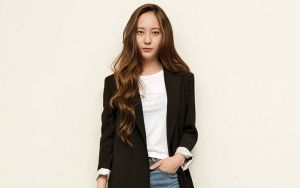 Santai Pamer Punggung Mulus, Foto Seksi Krystal Dijamin Bikin Terpesona 