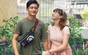 Pose Mesra Randy Martin-Cassandra Lee di Bandara, Netter: Foto Sama Lisa Black Pink