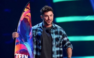 Sempat Dihujat Karena Berambut Gimbal, Zac Efron Tampil Ganteng di Teen Choice Awards 2018