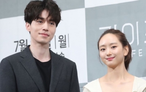 Kocaknya Pose Imut Lee Dong Wook dan Woo Jin Ah di Lokasi Syuting 'Life'