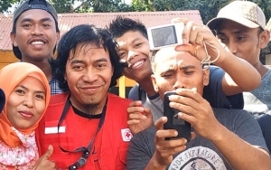 Komeng Diam-Diam Jadi Relawan Gempa Lombok, Netter: Ini Baru Idola Panutan