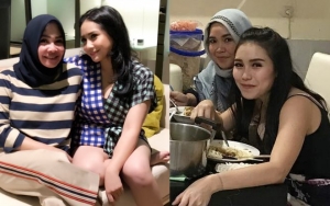 Ibu Ayu Ting Ting Disindir Genit, Sikap Ibunda Nagita Foto Bareng Bule Tampan Dipuji