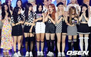 Pertama Kali Menang Acara Musik Usai 3 Tahun Debut, DIA Banjir Selamat