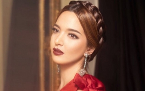 Cantik Berhijab Hitam Ala Wanita Arab, Nia Ramadhani Malah Julurkan Lidah Saat Berangkat Haji