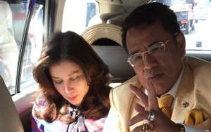 Senyum dan Ngedance Mesra Bareng Hotman Paris, Ekspresi 'Muak' Asisten Pribadi Jadi Sorotan