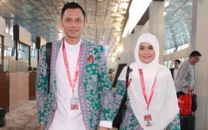 Foto Depan Kakbah Bareng Sang Suami, Penampilan Annisa Pohan Tuai Pujian