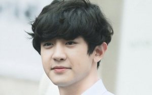 Lagi di Hungaria, Chanyeol Santai Jalan-Jalan Pakai Celana Pendek dan Sandal