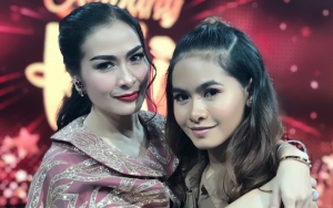 Kompak Banget, Iis Dahlia dan Sang Putri Punya Hobi Selevel Sosialita